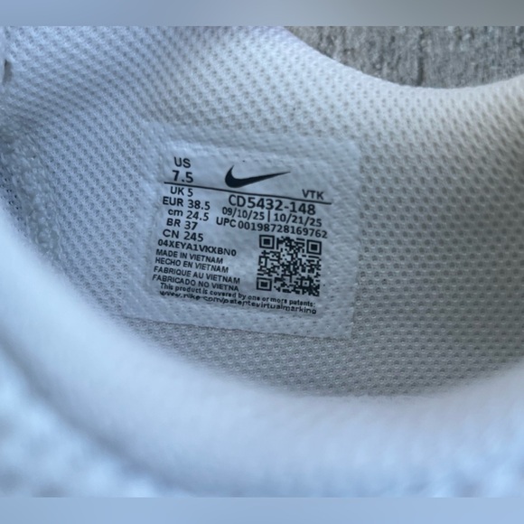 Nike Air Max Women's Sneakers - Picture 6 of 7